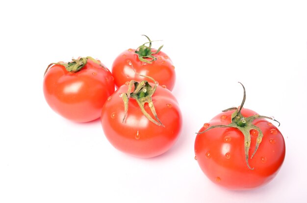 Tomate cereja isolado no branco