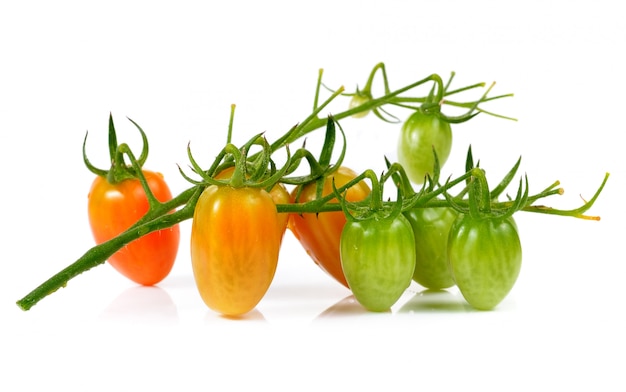 Tomate cereja isolado