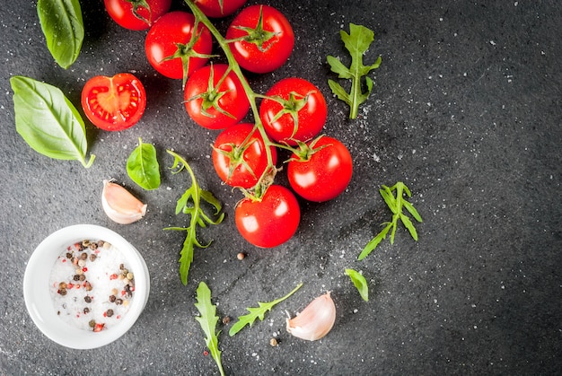 Tomate cereja na mesa de pedra escura