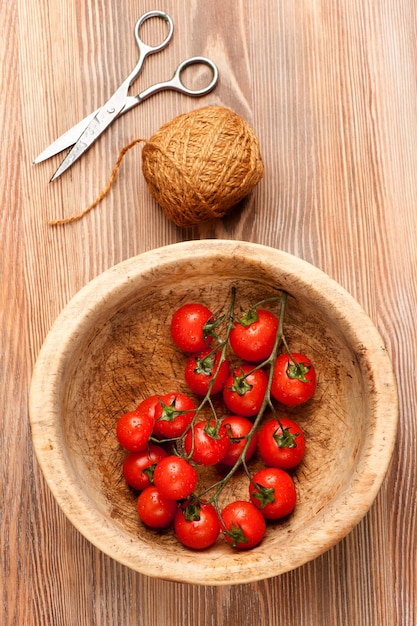 Tomate cereja na tigela rústica vista superior