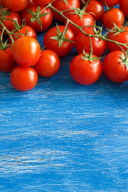 Tomate cereja na velha mesa de madeira azul close-up