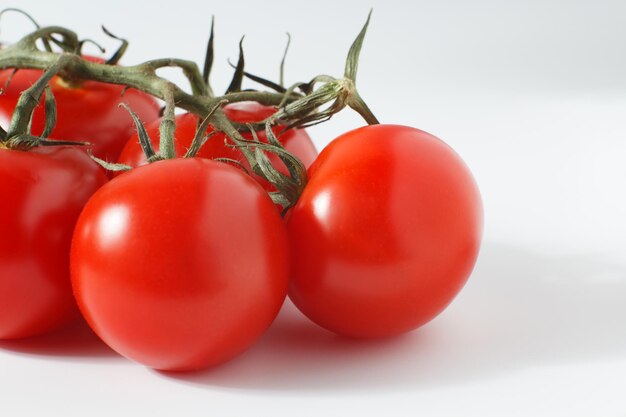 Tomate cereja no caule tomate cereja em um fundo branco