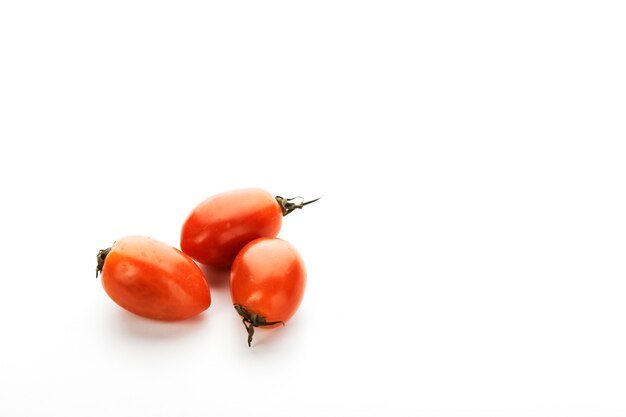 Tomate cereja no fundo branco