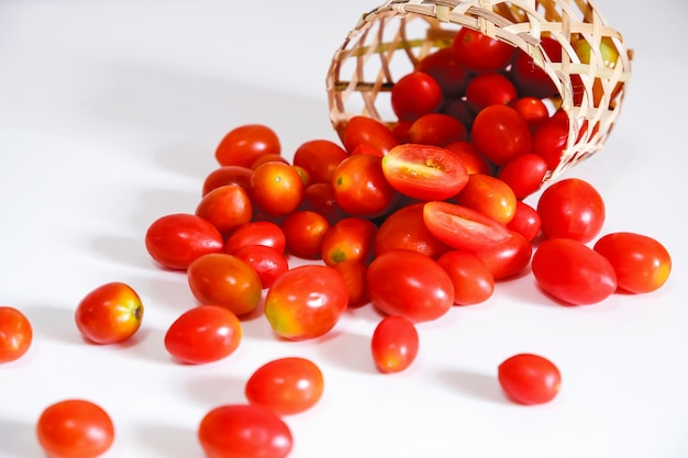 Tomate cereja no fundo branco