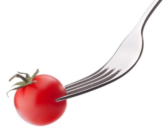 Tomate cereja no garfo isolado no recorte de fundo branco Conceito de alimentação saudável