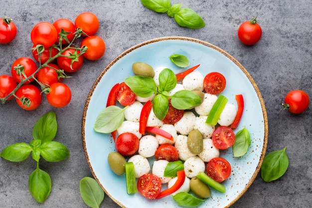 Tomate cereja, queijo mussarela, manjericão e especiarias