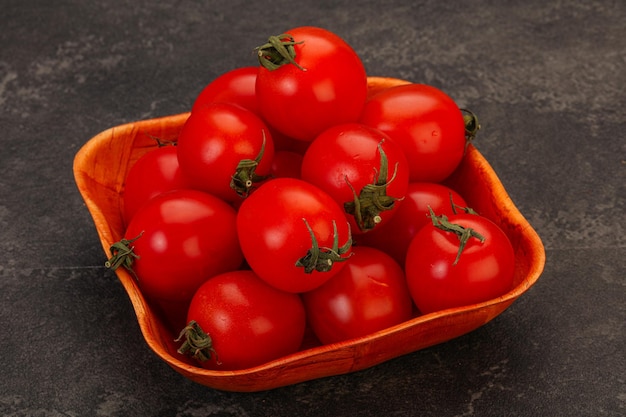 Tomate cereja suculento maduro na tigela