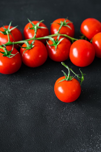 Tomate cereja verde ramo vegetal fresco refeição saudável comida lanche na mesa cópia espaço comida