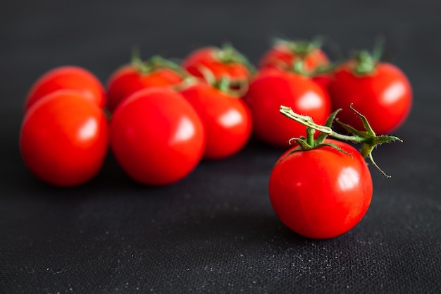 tomate cereja verde ramo vegetal fresco refeição saudável comida lanche na mesa cópia espaço comida