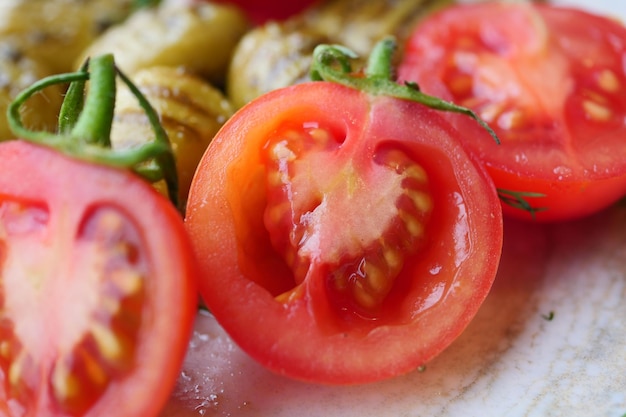 Tomate cereja vermelho em um prato