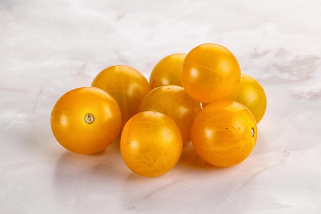 Tomate de cereza amarillo maduro y sabroso
