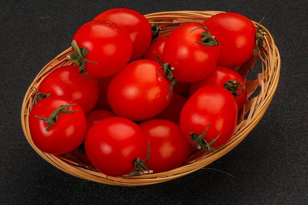 Tomate de cereza jugoso maduro en el cuenco