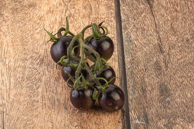 Tomate cereza negra maduro y sabroso