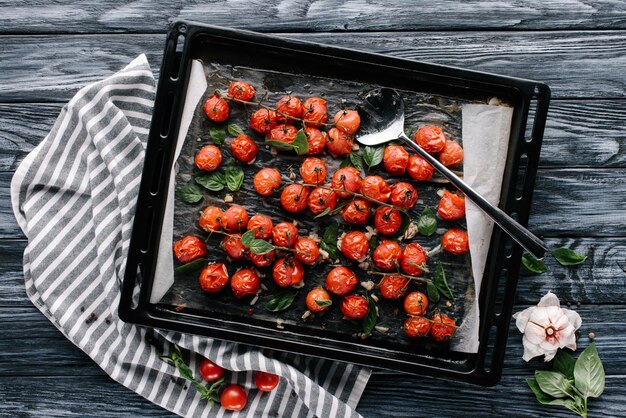 tomate de cereza roja en la sartén