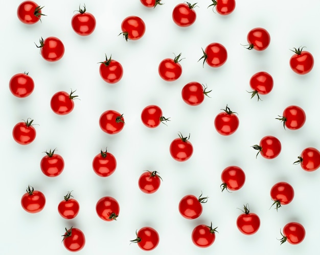 Tomate Cherru, alimentación saludable y vegetarianismo. Fondo de color.