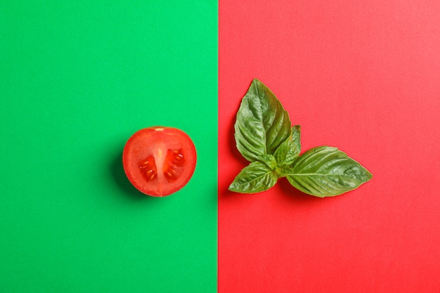 Tomate cherry y albahaca en espacio de dos tonos, espacio para texto. Vegetales maduros