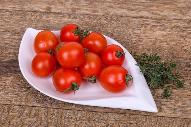 Tomate cherry en el bol