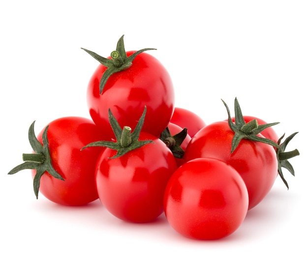 Tomate cherry fresco aislado en el recorte de fondo blanco