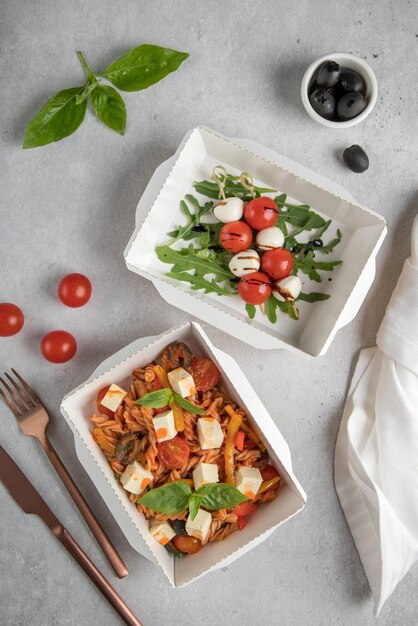 Tomate cherry y huevo con ensalada de frutas sobre un fondo blanco Ensalada de verduras