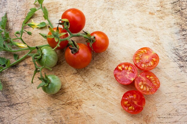 Tomate cherry maduro en el tablero de madera.