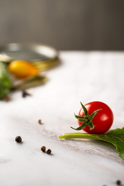 tomate cherry en la mesa, espacio para texto, concepto de conservación, ingredientes para cocinar