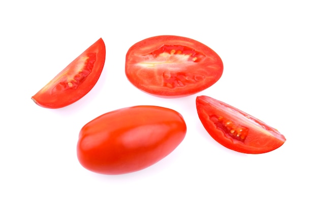 Tomate cherry regordete aislado en blanco