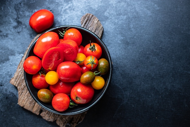 Tomate com vegetais frescos maduros para salada