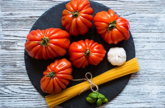 Tomate coração de boi, na mesa de madeira rústica