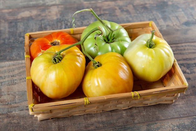 Tomate coração de carne na cesta