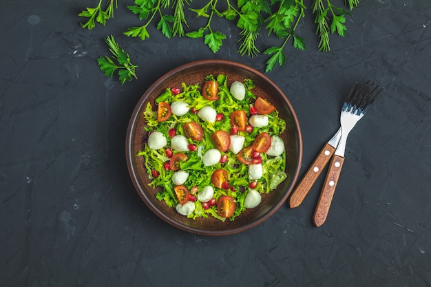 Tomate de cereja fresco, salada de mussarela com mistura de alface verde