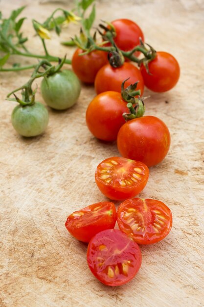 Tomate de cereja maduro na placa de madeira.