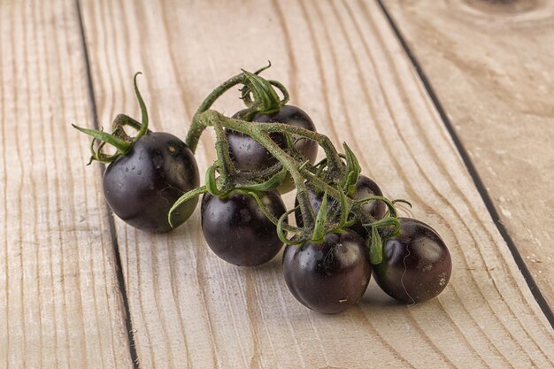 Foto tomate de cereja preta maduro e saboroso