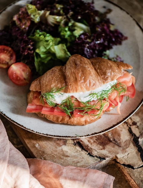 Tomate de salmão defumado e queijo creme recheado croissant francês closeup