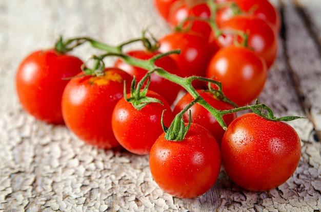 Tomate en disposición aleatoria sobre madera con pátina rústica