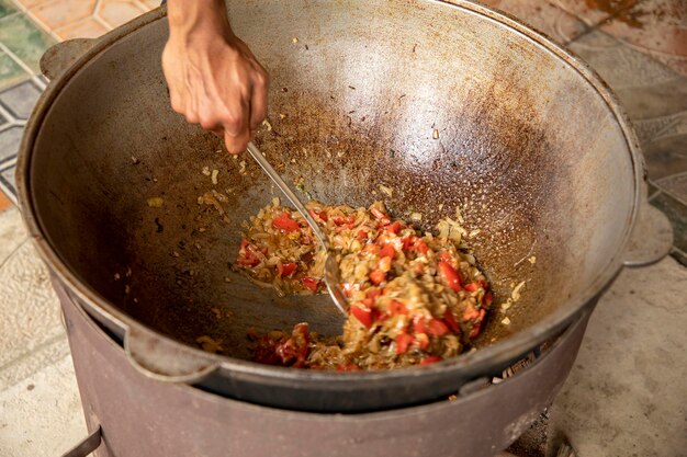 Tomate e cebola juntos na panela