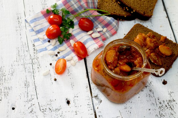 Tomate e feijão no pão