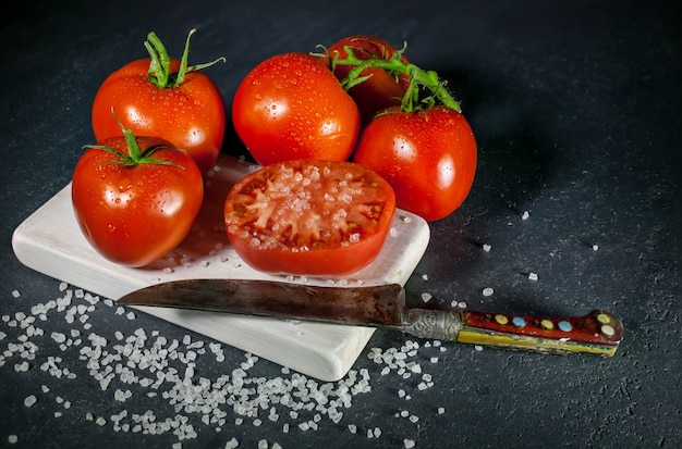 Tomate e sal. iluminação discreta