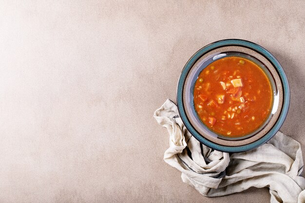 Tomate e sopa de legumes