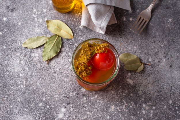 Foto tomate em conserva caseiro com especiarias