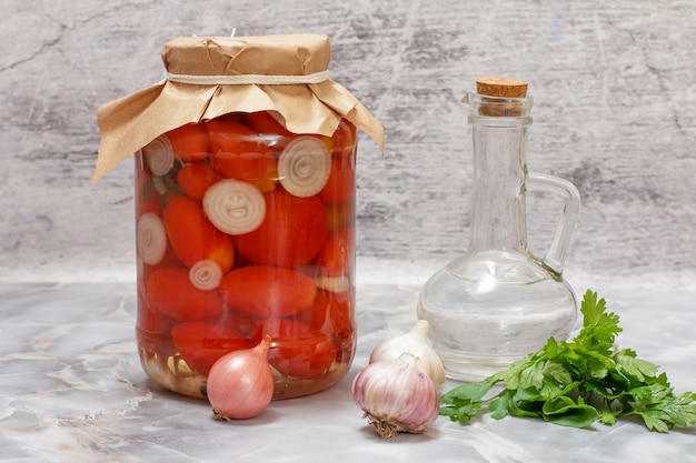 Tomate em conserva em frasco de vidro na mesa da cozinha.