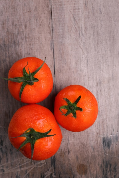 Tomate em fundo de madeira