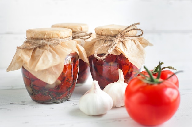 Tomate em jarra. Tomates secos caseiros. fechamento temporário. Conservas de verão e outono. conservar com especiarias e legumes.