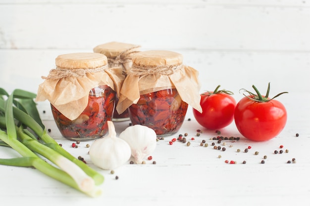 Tomate em jarra. Tomates secos caseiros. fechamento temporário. Conservas de verão e outono. conservar com especiarias e legumes.