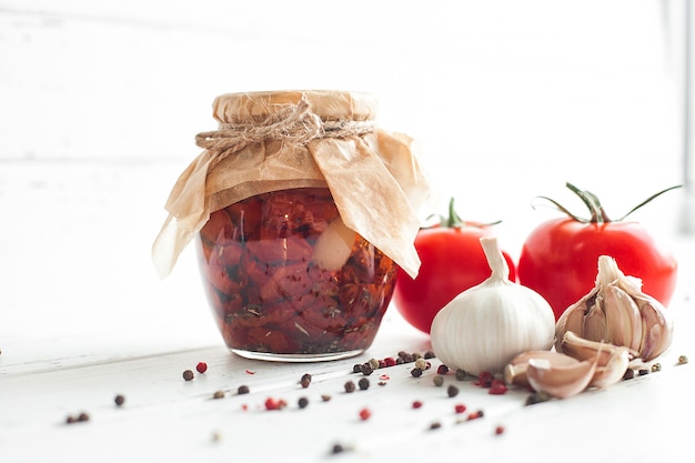 Tomate em jarra. Tomates secos caseiros. fechamento temporário. Conservas de verão e outono. conservar com especiarias e legumes.