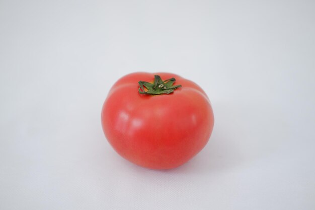 tomate em um closeup de fundo branco isolado