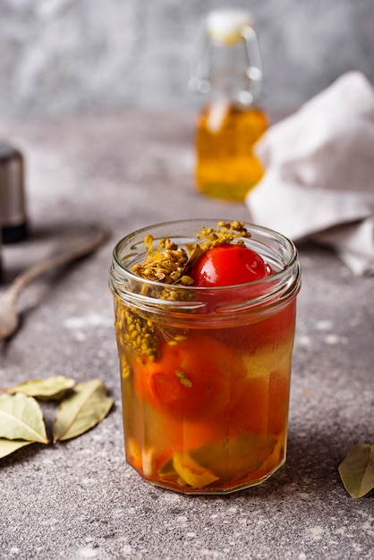 Tomate en escabeche casero con especias