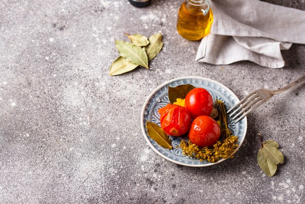 Tomate en escabeche casero con especias