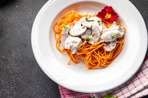 tomate espaguete macarrão molho de cogumelos refeição comida lanche na mesa cópia espaço comida fundo