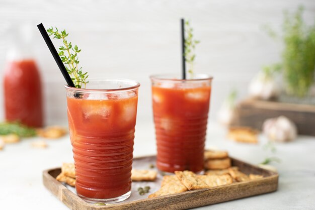 Tomate exprimido fresco con galletas