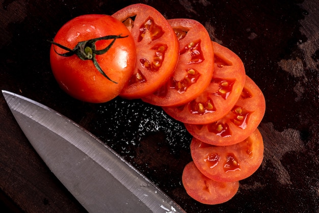 Foto tomate fatiado em um fundo de madeira